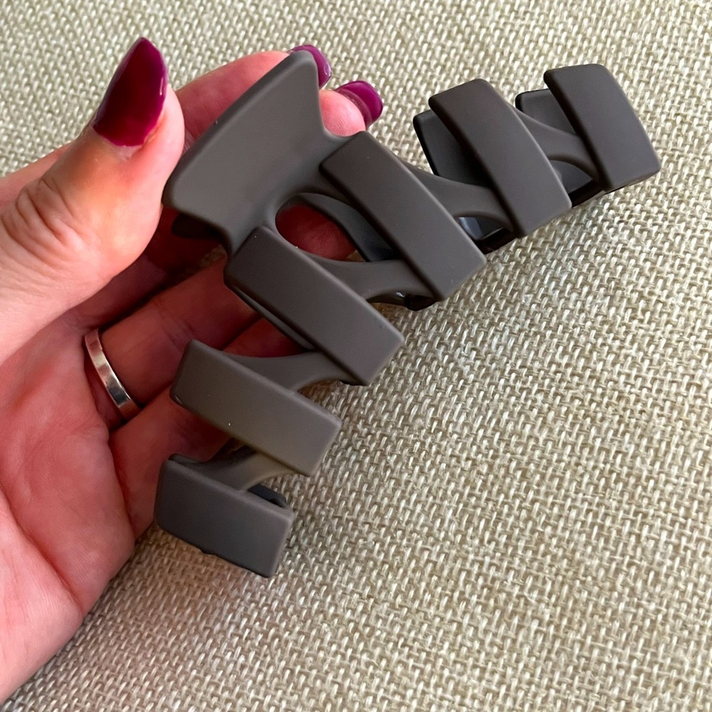 Superb and Solid Black Hair Clip
